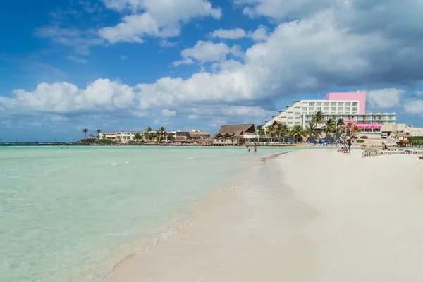 Hermosa playa con agua Hotel, Isla Mujeres, México — Foto de Stock