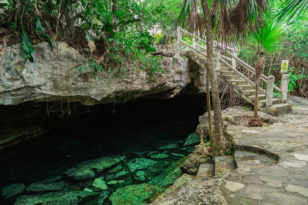 Hipotermik - lagün doğal kayalar ve tropikal bitki örtüsü ile çevrili şeffaf turkuaz su ile. Vahşi orman