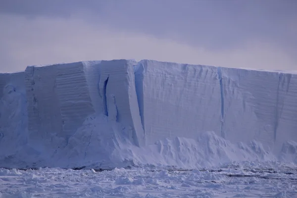Айсберг и Антарктида — стоковое фото