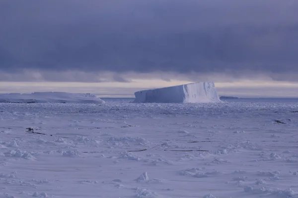 Iceberg and Antarctica — Stock Photo, Image