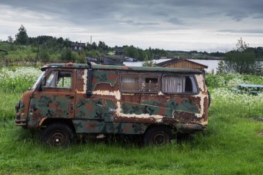 Dramatik gökyüzü ile eski Sovyet minibüs