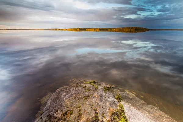 तलाव प्रती आकाश प्रतिबिंब — स्टॉक फोटो, इमेज