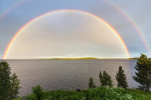 Doppelter bunter Regenbogen über dem See — Stockfoto