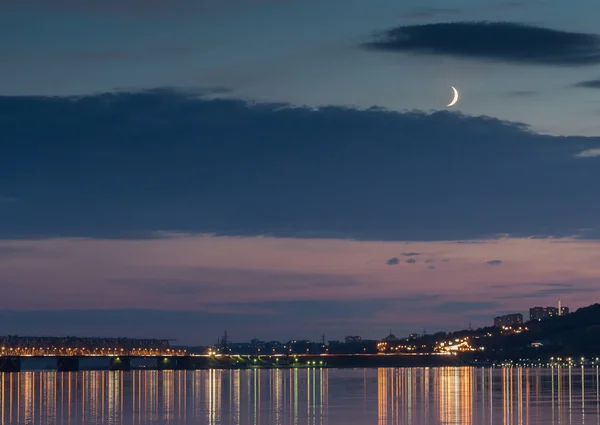 Sonnenuntergang über dem Fluss in Russland — Stockfoto