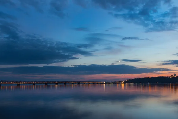 Sonnenuntergang über dem Fluss in Russland lizenzfreie Stockbilder