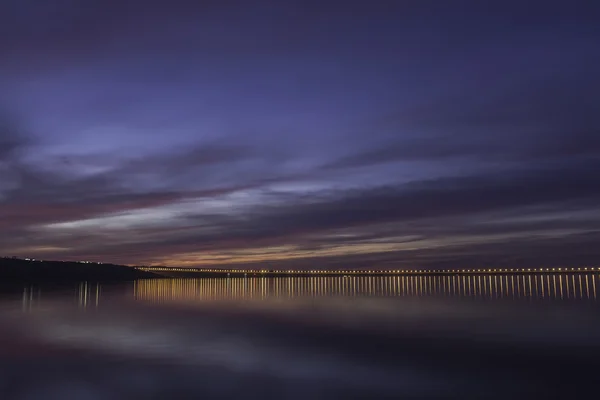 Atardecer dramático sobre el río Volga y el puente presidencial, ubicado en Ulyanovsk — Foto de Stock