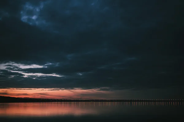 Dramatischer Sonnenuntergang über Wolga und Präsidentenbrücke in Uljanowsk — Stockfoto