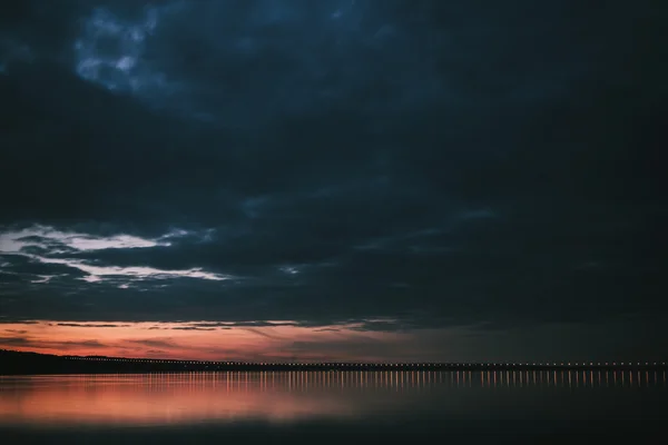 Atardecer dramático sobre el río Volga y el puente presidencial, ubicado en Ulyanovsk — Foto de Stock