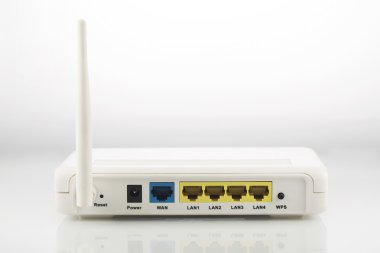 Beyaz wi-fi anteni ile ana yönlendirici