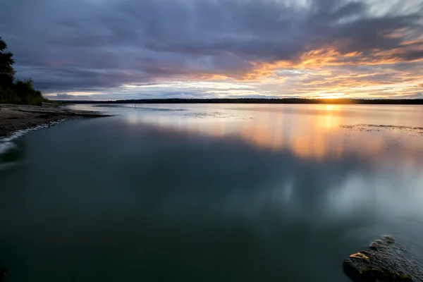 Puesta de sol sobre el río — Foto de Stock