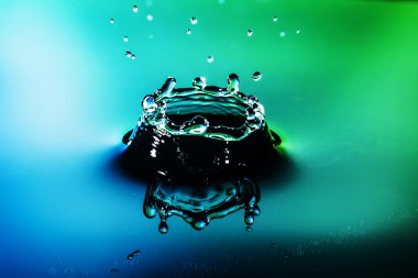 Mavi yeşil zemin üzerine su damla sıçrama