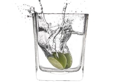 Bir bardak su düşen kireç dilim