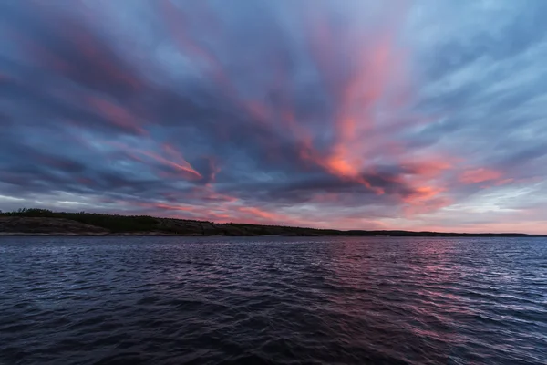 Increíble puesta de sol sobre el mar con cielo rosa y nubes — Foto de Stock