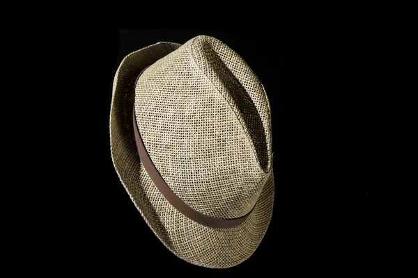 Casual ψάθινο καπέλο σε μαύρο φόντο — Φωτογραφία Αρχείου
