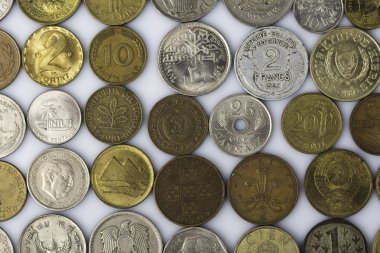 Birçok eski sikkeler üzerinde beyaz closeup