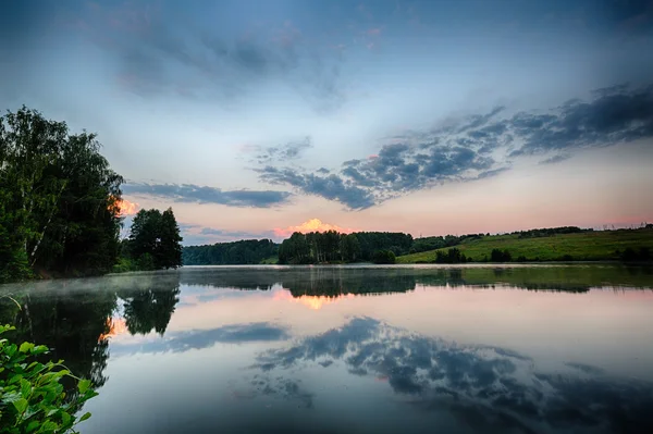 Nebel am Morgen Sonnenaufgang Flusslandschaft mit Bäumen und Wolken — Stockfoto