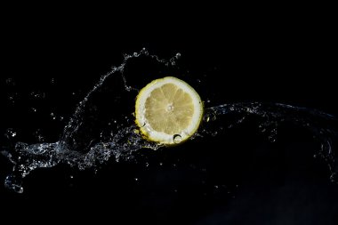 Limon su sıçrama siyah arka plan ile dilimlenmiş