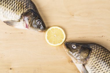 Taze limon dilimi ahşap masa üzerinde carps