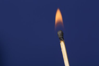 Mavi arka plan karşı maç sopa yanan