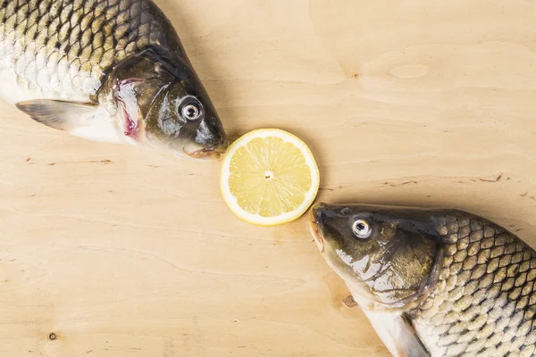 Taze limon dilimi ahşap masa üzerinde carps