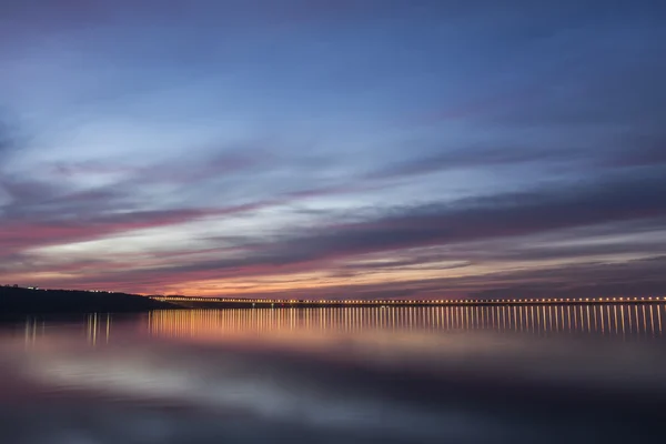 Dramatiska solnedgången över Volga floden och Presidental bron, ligger i Ulyanovsk, Ryssland — Stockfoto