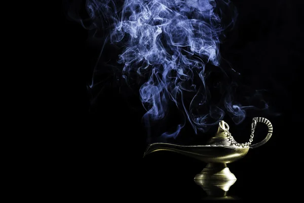 Lampada magica dalla storia di Aladino con Genio che appare nel concetto di fumo blu per desiderio, fortuna e magia — Foto Stock