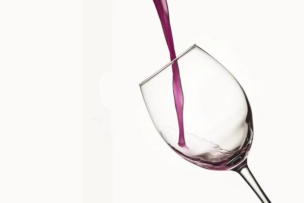 Vino rosso che versa in un bicchiere da vino — Foto Stock