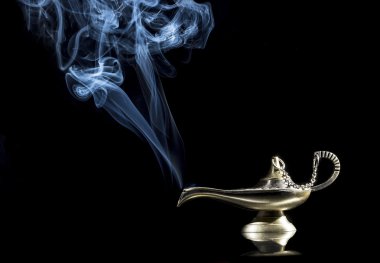 Aladdin isteyen, şans ve büyü için duman kavramı mavi görünen cin ile yazıdan siyah arka plan üzerinde sihirli lamba