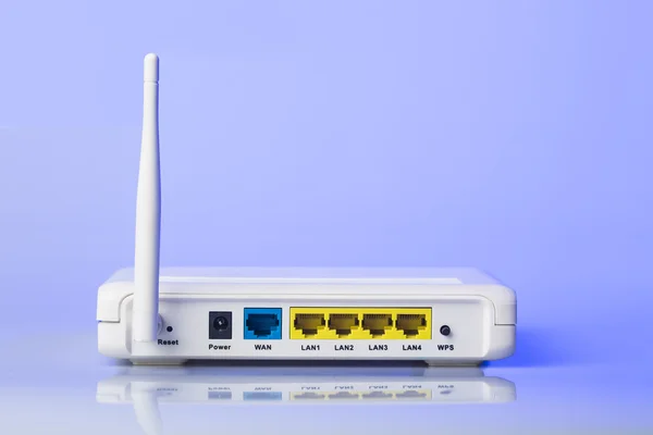 Moderno router doméstico wi-fi con antena sobre fondo azul claro —  Fotos de Stock