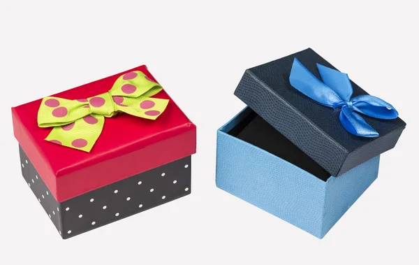 Funny rojo negro caja de regalo con cinta verde y azul caja de regalo con cinta aislada —  Fotos de Stock