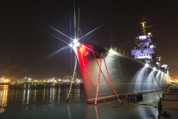 Большой корабль в гавани ночью — стоковое фото