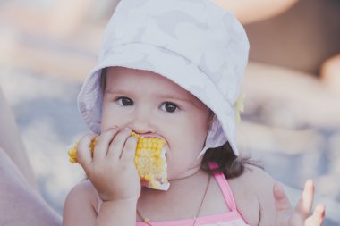 haşlanmış mısır yeme genç kız