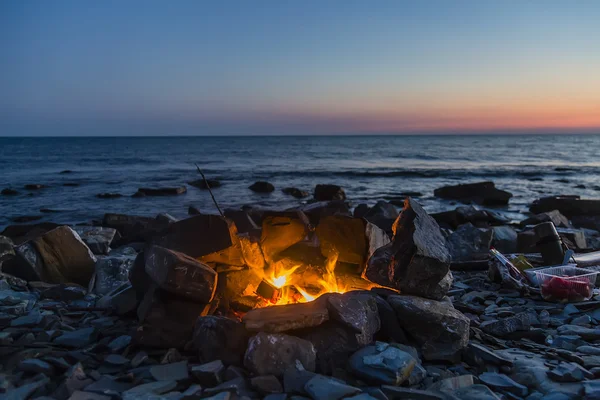 Feuer am Meer mit Sonnenuntergang. erstaunlicher Ort für Entspannung und Harmonie Stockfoto