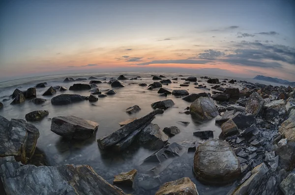 Coucher de soleil sur la côte avec des pierres de la mer Noire, Russie — Photo