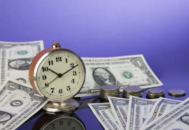 Para, nakit Amerikan dolarları ve güzel mavi arka plan ile sikkeler üzerinde vintage saat zamanı. İş kavramı ticaret