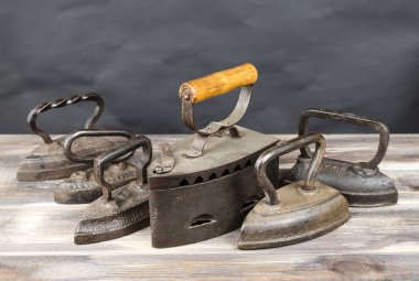 Koyu arka plan karşı ahşap masa üzerinde Vintage ütüler