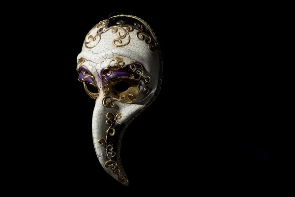 Tradiční Benátky maska s velkým nosem na černém pozadí — Stock fotografie