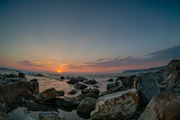 Sunset over the coast with stones. Fish-eye lens — Stock Photo, Image