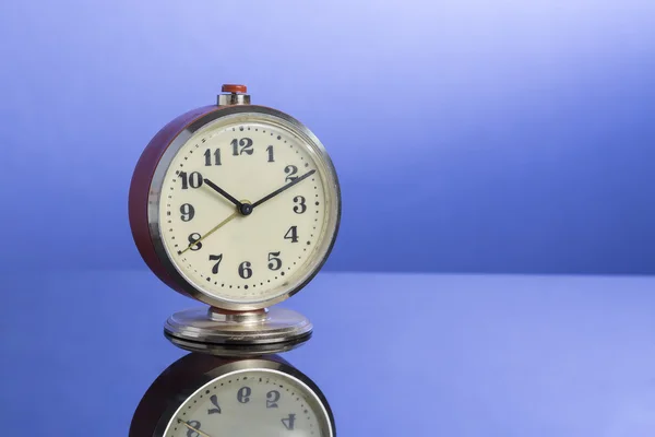 Retro clock op de mooie blauwe achtergrond met reflectie — Stockfoto