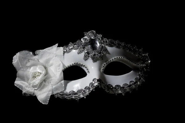 Białe klasyczne Wenecja Karnawał Maska na czarnym tle — Zdjęcie stockowe