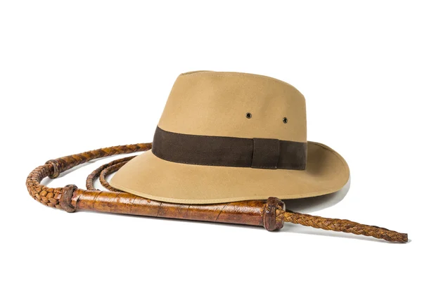 Concepto aventura. Sombrero y látigo Fedora aislados sobre fondo blanco — Foto de Stock