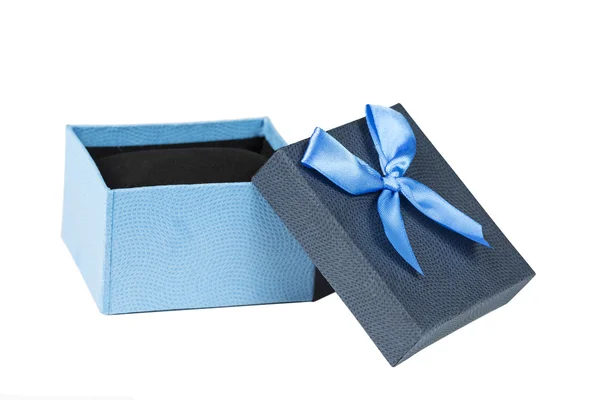 Modré dárkové krabičce s mašlí na bílém izolované — Stock fotografie