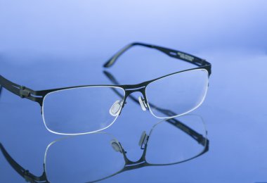 Okuma moden güzel mavi arka plan yansıması ile gözlük