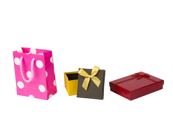 粉红色的礼物包，红色内包装和黄色棕色礼品盒用丝带上白色孤立 — 图库照片