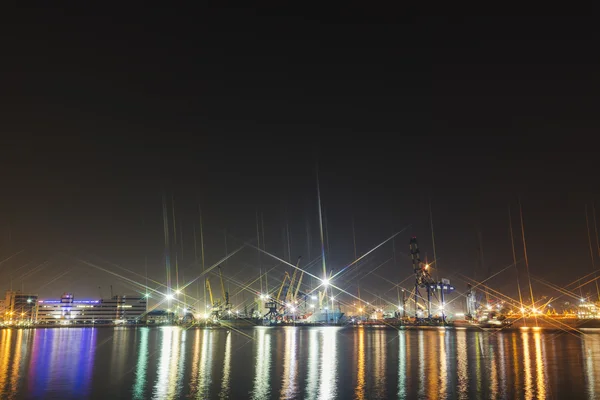 Novorossiysk, russland - 03. August 2016: Panoramabild des beleuchteten Frachthafens in novorossiysk, russland bei Nacht mit Containerterminals, Frachtschiff und Kränen und Himmel Stockbild