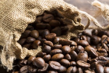 kahve çekirdekleri çuvala döktüm