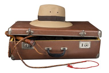 Seyahat ve macera kavramı. Fedora şapka ve beyaz izole kırbacı Vintage kahverengi çanta