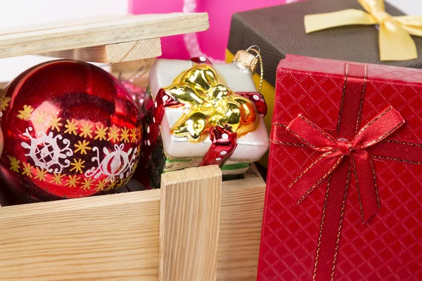Tema de Natal. Brinquedos de árvore de Natal com caixa de madeira e caixas de presente fechar — Fotografia de Stock