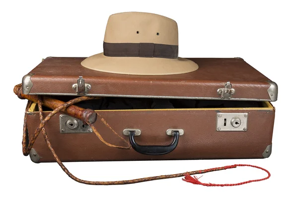 여행 및 모험 개념입니다. 페도라 모자와 흰색 절연 bullwhip 빈티지 갈색 가방 스톡 사진