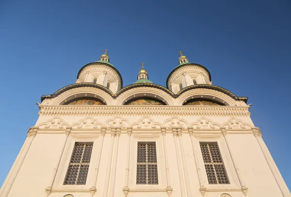 Astrakhan Kremlin kyrka med blå himmel i Ryssland — Stockfoto